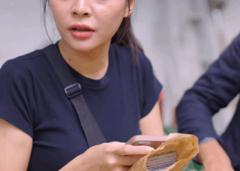 T3008177 เธอแกล งล มกลางร าน แต ไม ดว าจะทำให พน กงานคนอ นต องล มห วฟาดจนเ Part 2