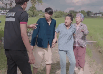 T1308088 างด าวโดนตำรวจไล แต หญ งคนน กท งไว กลางน Part 2