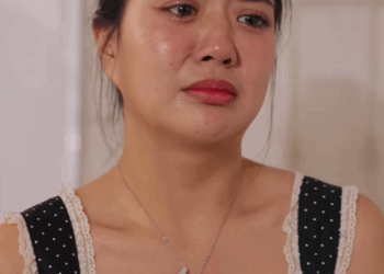 T2409154 หญ งคนน กำล งหน บางอย าง แต ทำไมพวกเขาสองคนถ งม สร อยคอเหม อนก part 2