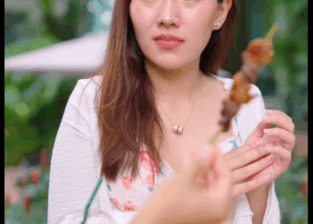 T2410019 กค าต อค วไม ไหว เลยไปเร งล กค าท กำล งก นข าวอย แบบน ใครผ ดใครถ part 2