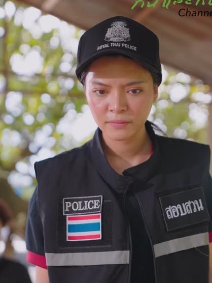 T2711044 างด าวโดนตำรวจไล แต หญ งคนน กท งไว กลางน part 2