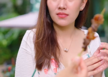 T1812155 กค าต อค วไม ไหว เลยไปเร งล กค าท กำล งก นข าวอย แบบน ใครผ ดใครถ part 2