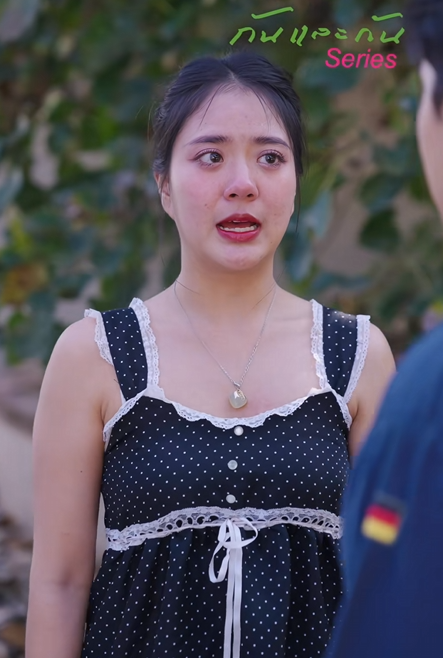 T0512051 หญ งคนน กำล งหน บางอย าง แต ทำไมพวกเขาสองคนถ งม สร อยคอเหม อนก part 2