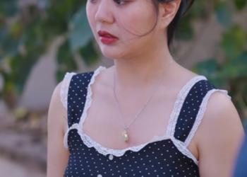 [ครบชุด] T2001066 หญ งคนน กำล งหน บางอย าง แต ทำไมพวกเขาสองคนถ งม สร อยคอเหม อนก